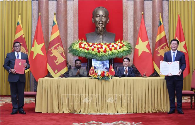 Chủ tịch nước Lương Cường và Tổng thống Sri Lanka Anura Kumara Dissanayaka chứng kiến lễ trao Bản ghi nhớ về hợp tác chế tạo máy giữa Bộ Công Thương Việt Nam và Bộ Công nghiệp và Phát triển doanh nghiệp Sri Lanka - Ảnh: TTXVN