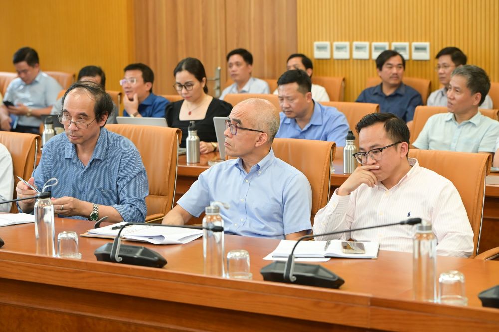 C&aacute;c nh&agrave; khoa học c&ugrave;ng tham dự họp b&aacute;o.