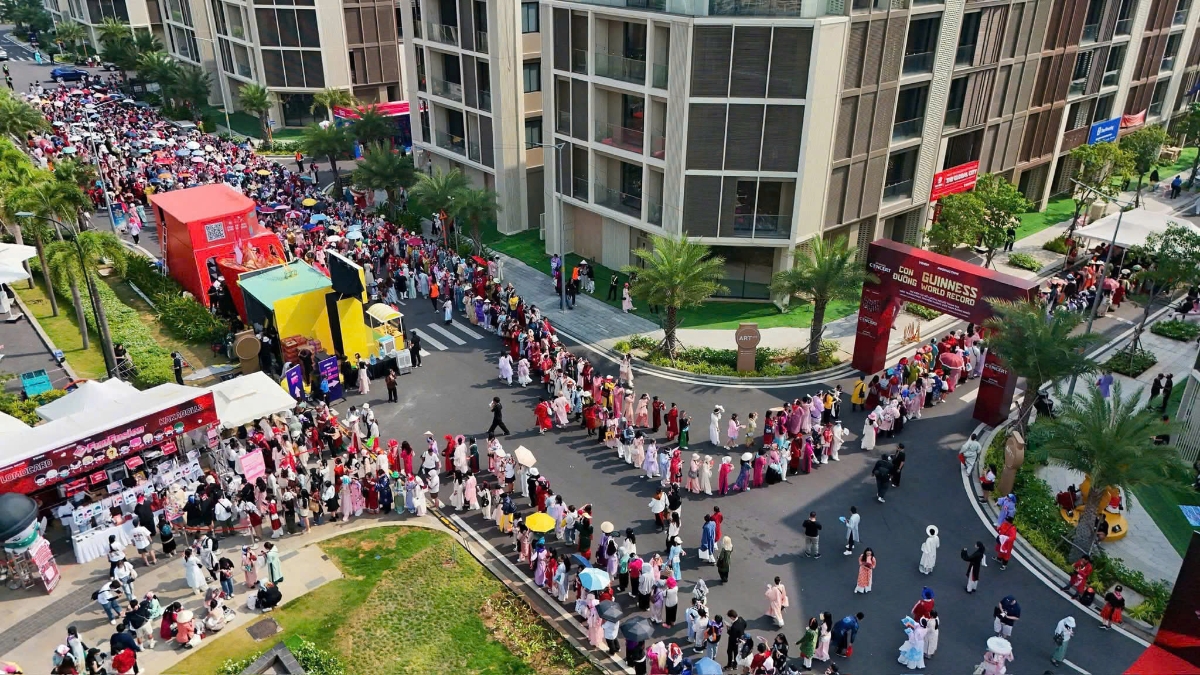 Concert Anh trai vượt ng&agrave;n ch&ocirc;ng gai trở th&agrave;nh sự kiện quy tụ số lượng người mặc trang phục truyền thống Việt Nam đ&ocirc;ng nhất tại tuyến phố nghệ thuật Art Ave, khu nh&agrave; phố SOHO.