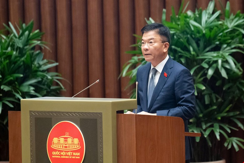 Phó Thủ tướng Lê Thành Long trình bày tờ trình về Dự án Luật Năng lượng nguyên tử (sửa đổi) - Ảnh: Quochoi.vn