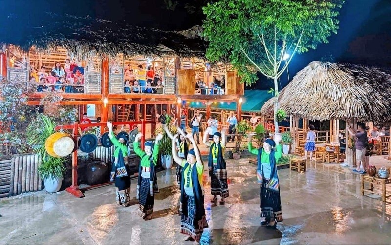 Bản Mạ tại huyện miền n&uacute;i Thường Xu&acirc;n - một địa điểm du lịch cộng đồng thu h&uacute;t lượng lớn kh&aacute;ch du lịch.