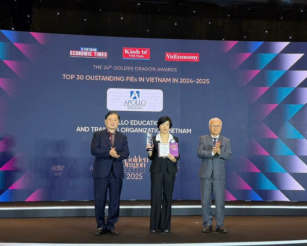 Bà Phạm Thị Thu Hà (Giám đốc Vận hành) - Đại diện Apollo English nhận danh hiệu Rồng Vàng 2025.