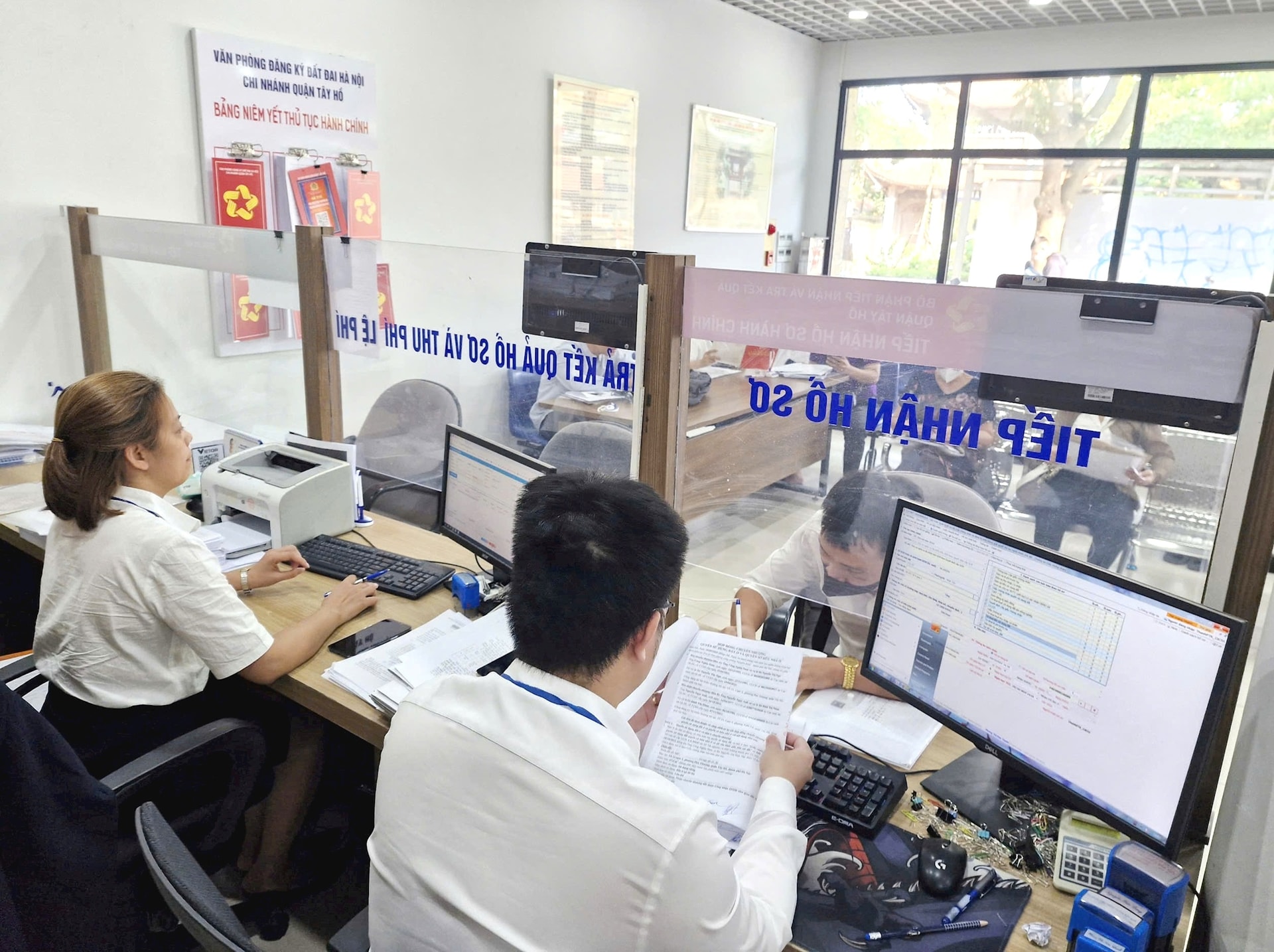 Những năm qua, Thanh Ho&aacute;&nbsp;đ&atilde; r&agrave; so&aacute;t, đ&aacute;nh gi&aacute; to&agrave;n diện những điểm nghẽn, tồn tại k&eacute;o d&agrave;i trong c&ocirc;ng t&aacute;c quản l&yacute;, đồng thời triển khai loạt giải ph&aacute;p thiết thực nhằm n&acirc;ng cao năng lực cạnh tranh cấp tỉnh.