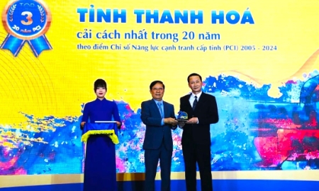 Chủ tịch UBND tỉnh Thanh Hóa Đỗ Minh Tuấn (bên phải) nhận kỷ niệm chương từ Chủ tịch VCCI Phạm Tấn Công