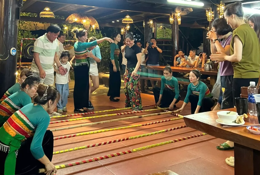 Du khách được nhảy sạp cùng với đồng bào dân tộc Thái tại Pù Luông