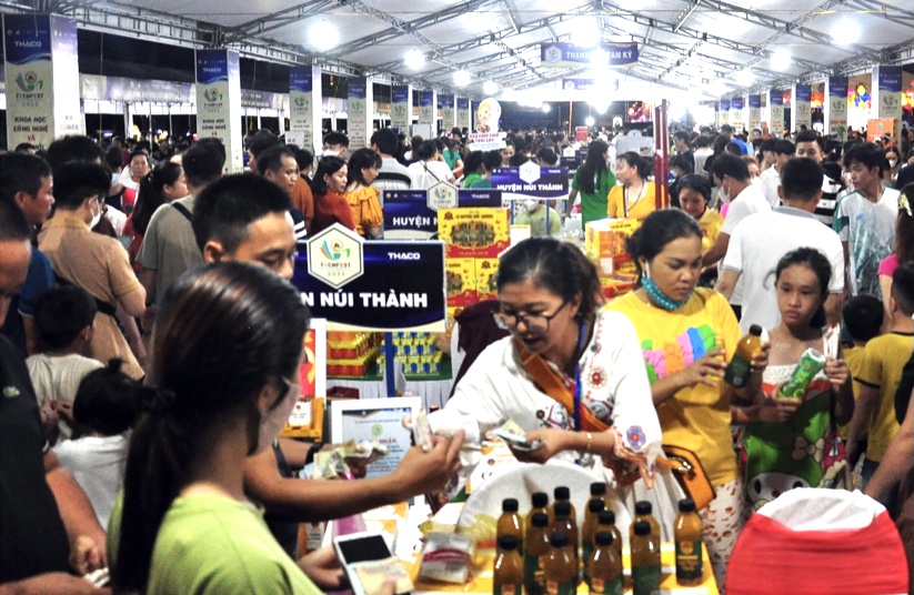 Sản phẩm OCOP của c&aacute;c địa phương tại Hội chợ được đ&ocirc;ng đảo người ti&ecirc;u d&ugrave;ng quan t&acirc;m mua sắm.