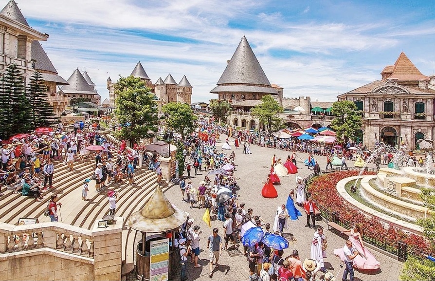Bà Nà Hills luôn tấp nập du khách trong nước và quốc tế đến tham quan, thưởng lãm các hoạt động văn hóa nghệ thuật đặc sắc.