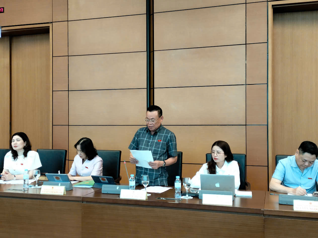 Đại biểu Nguyễn Như So: Cơ chế hậu kiểm vốn l&agrave; định hướng đ&uacute;ng đắn ph&ugrave; hợp với th&ocirc;ng lệ quốc tế v&agrave; chủ trương cải c&aacute;ch thủ tục h&agrave;nh ch&iacute;nh, tạo thuận lợi cho sản xuất kinh doanh, n&acirc;ng cao t&iacute;nh chủ động, tr&aacute;ch nhiệm của doanh nghiệp nhưng khi thiếu năng lực hậu kiểm, thiếu cơ chế phối hợp, thiếu sự li&ecirc;n th&ocirc;ng giữa c&aacute;c cơ quan quản l&yacute; th&igrave; cơ chế n&agrave;y trở th&agrave;nh kẻ hở để lợi dụng, n&eacute; tr&aacute;nh tr&aacute;ch nhiệm ph&aacute;p l&yacute; v&agrave; kiểm so&aacute;t chất lượng.