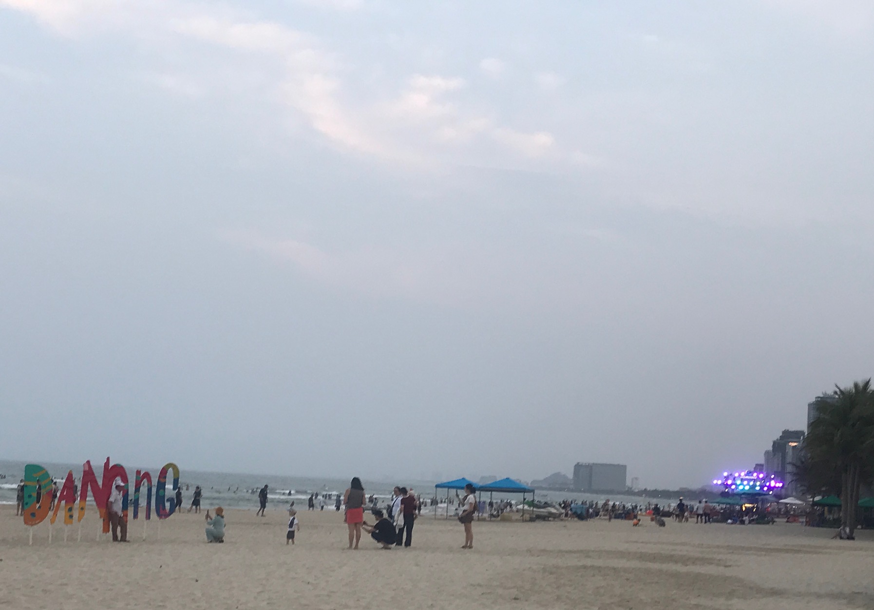 Biển Mỹ Kh&ecirc; thu h&uacute;t kh&aacute;ch du lịch trong những ng&agrave;y h&egrave;. Ảnh Ng&ocirc; Anh Văn