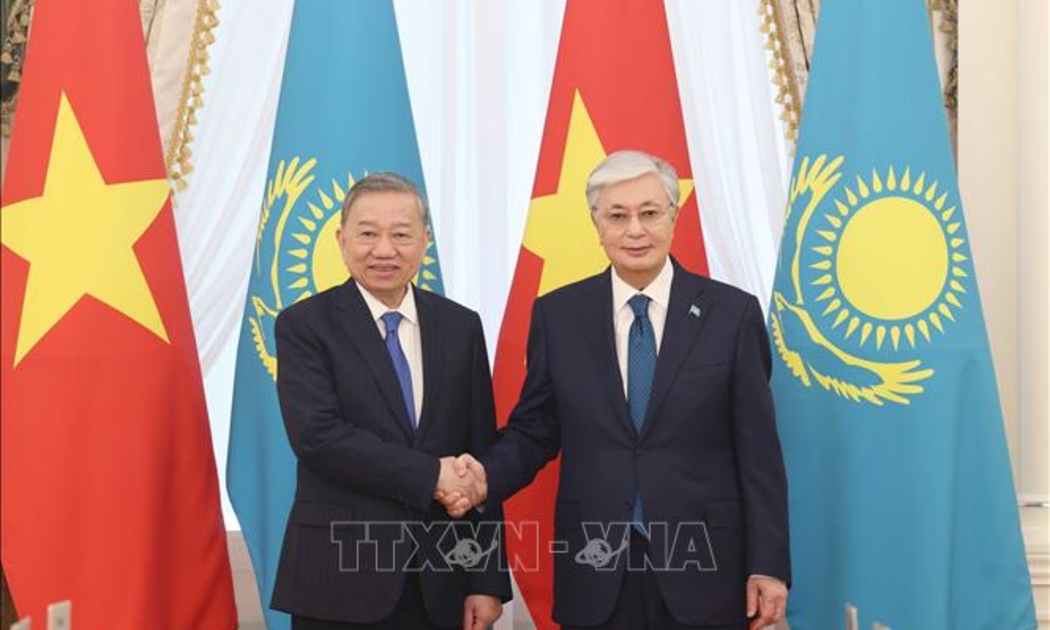 Tổng Bí thư Tô Lâm và Tổng thống Kassym-Jomart Tokayev trước khi tiến hành hội đàm - Ảnh: TTXVN