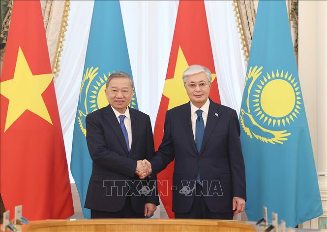 Tổng Bí thư Tô Lâm và Tổng thống Kassym-Jomart Tokayev trước khi tiến hành hội đàm - Ảnh: TTXVN