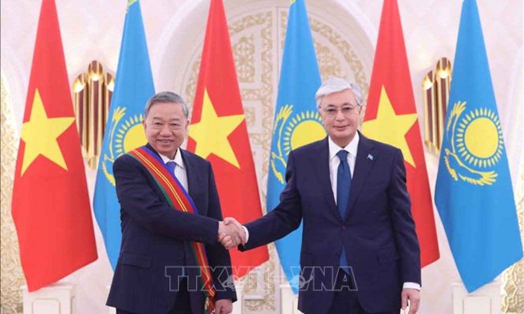 Tổng thống Kassym-Jomart Tokayev trao Huân chương Hữu nghị hạng Nhất của Kazakhstan tặng Tổng Bí thư Tô Lâm - Ảnh: TTXVN