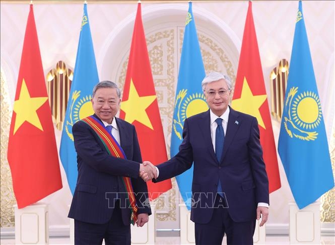 Tổng thống Kassym-Jomart Tokayev trao Huân chương Hữu nghị hạng Nhất của Kazakhstan tặng Tổng Bí thư Tô Lâm - Ảnh: TTXVN