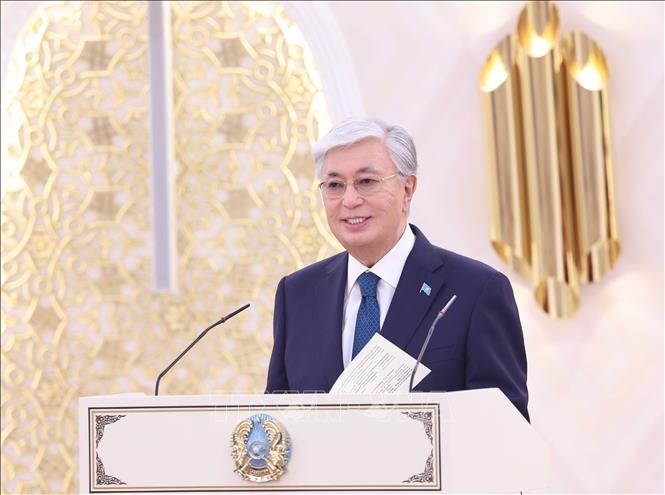 Tổng thống Kazakhstan Kassym-Jomart Tokayev ph&aacute;t biểu ch&uacute;c mừng Tổng B&iacute; thư T&ocirc; L&acirc;m