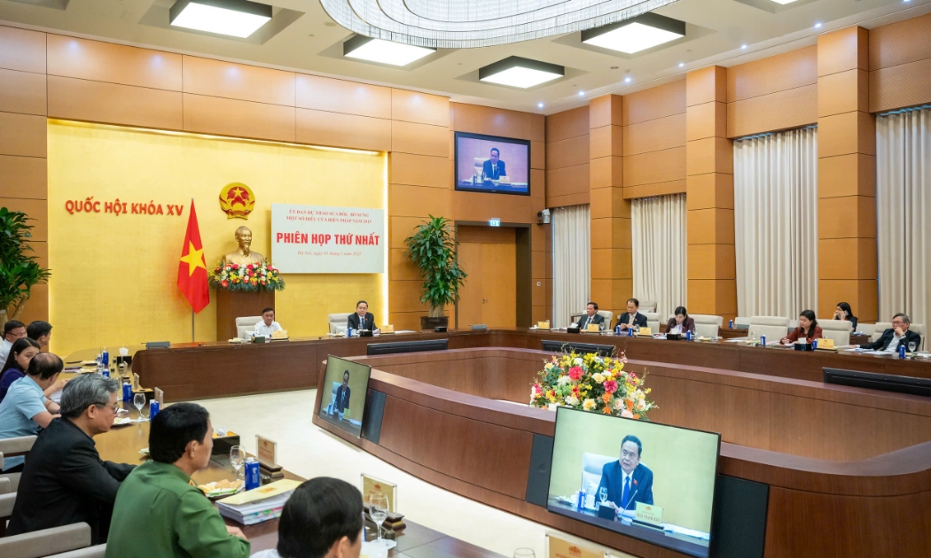 Phiên họp thứ nhất của Ủy ban dự thảo sửa đổi, bổ sung một số điều của Hiến pháp năm 2013.