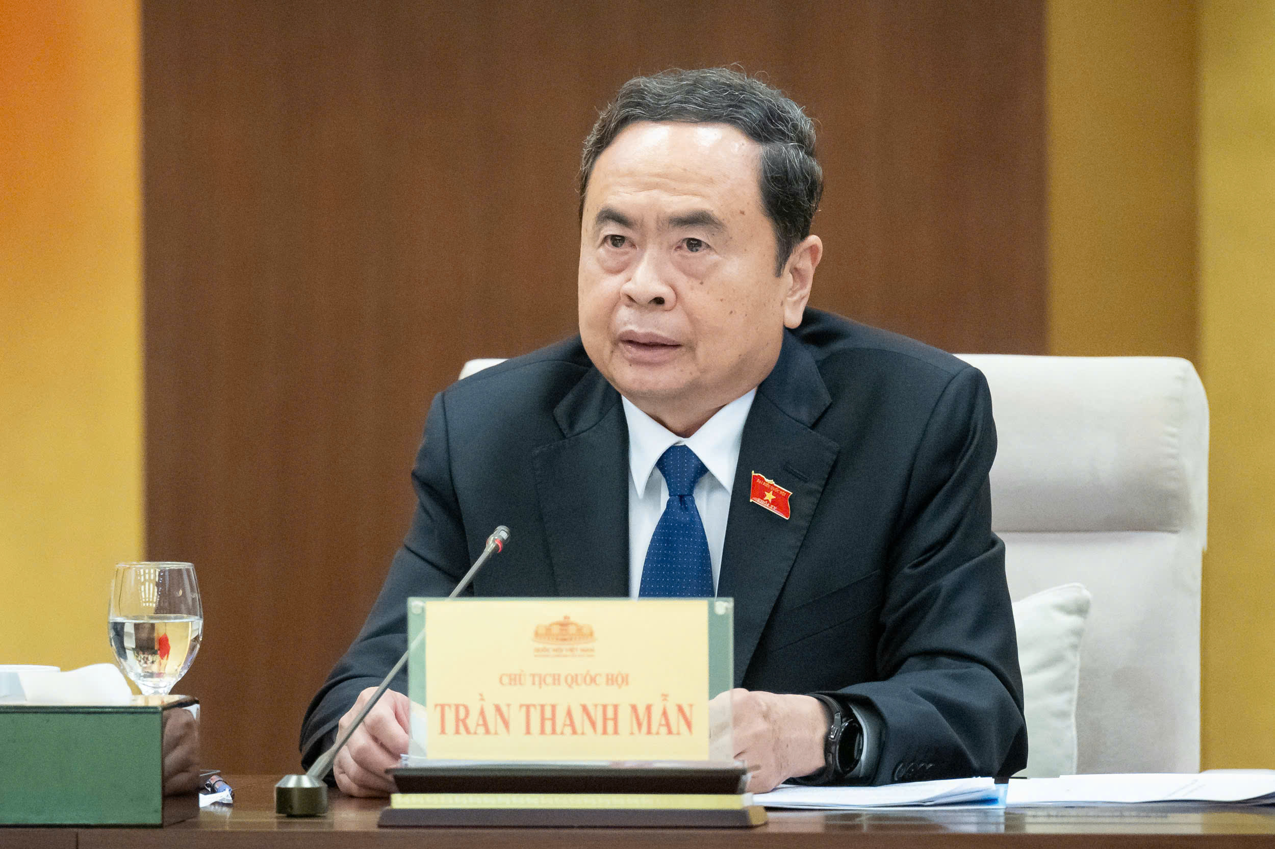 Chủ tịch Quốc hội, Chủ tịch Ủy ban dự thảo sửa đổi Hiến ph&aacute;p Trần Thanh Mẫn đề nghị tổ chức nghi&ecirc;n cứu, tiếp thu, giải tr&igrave;nh đầy đủ, kỹ lưỡng &yacute; kiến của Nh&acirc;n d&acirc;n, c&aacute;c ng&agrave;nh, c&aacute;c cấp, đại biểu Quốc hội để ho&agrave;n thiện dự thảo Nghị quyết.