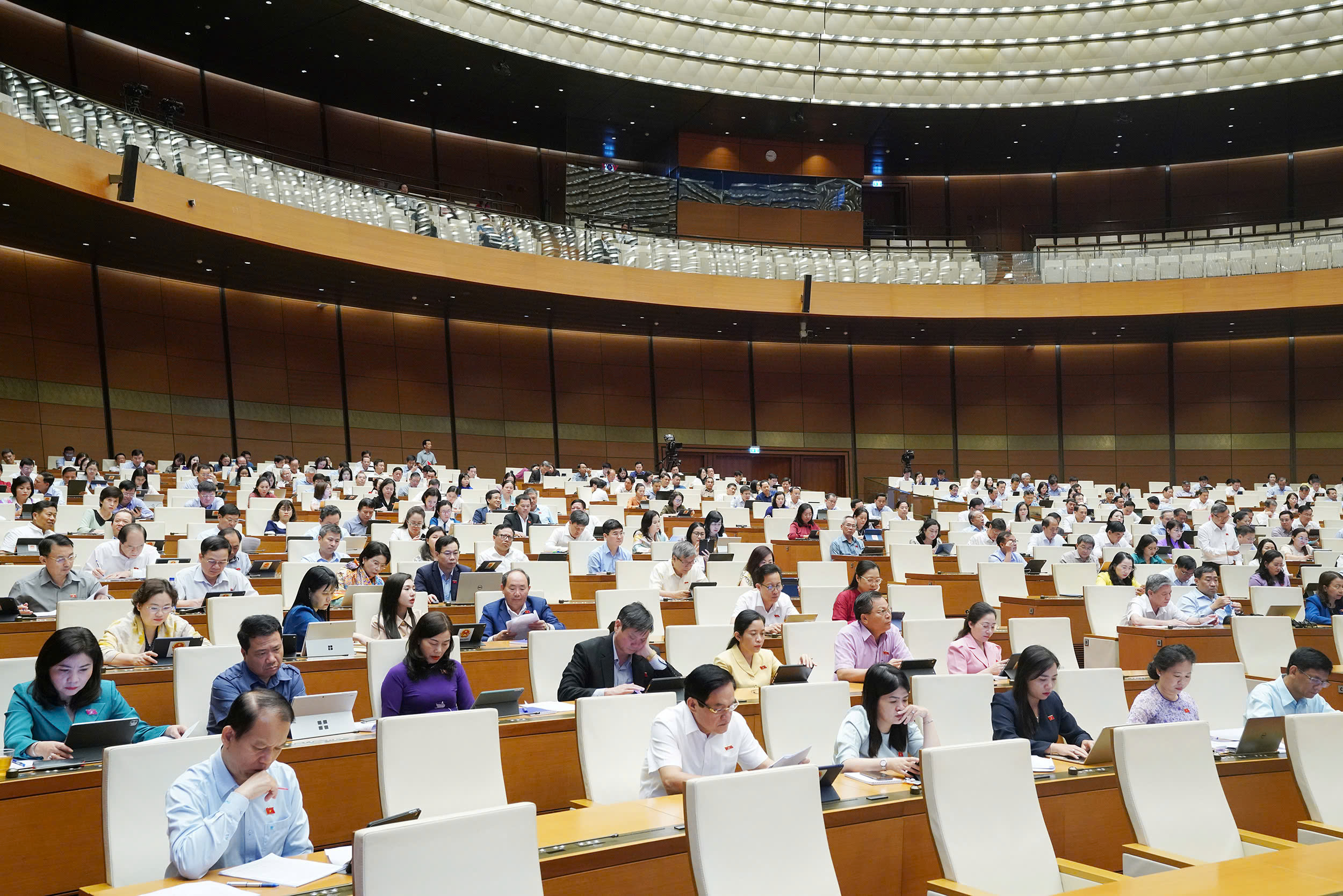 C&aacute;c đại biểu Quốc hội tham dự Kỳ họp thứ 9, Quốc hội kh&oacute;a XV. Ảnh: Quochoi.vn.