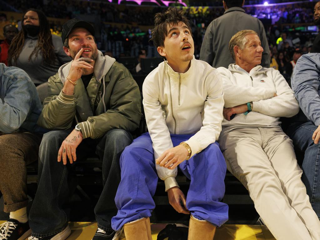 Từ c&aacute;c diễn vi&ecirc;n ng&ocirc;i sao cho đến c&aacute;c fashionista đều đang mang trashcore phủ s&oacute;ng khắp mọi nơi.