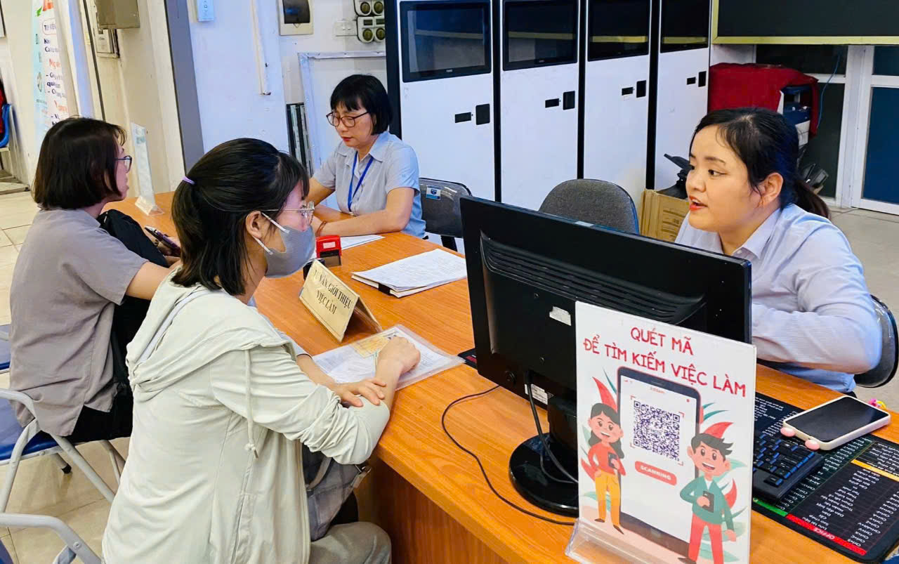 Tư vấn, giới thiệu việc làm cho người lao động tại Hà Nội. Ảnh: N.Dương.