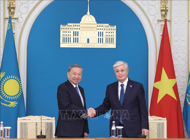 Tổng Bí thư Tô Lâm và Tổng thống Kassym-Jomart Tokayev thông qua Tuyên bố chung về nâng cấp quan hệ Việt Nam - Kazakhstan lên Đối tác chiến lược - Ảnh: TTXVN