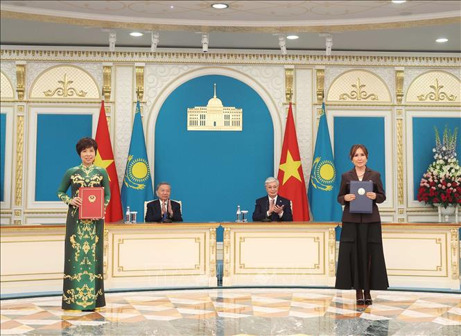 Tổng Bí thư Tô Lâm và Tổng thống Kassym-Jomart Tokayev chứng kiến Lễ trao Thỏa thuận hợp tác giữa Thông tấn xã Việt Nam và Tổ hợp Phát thanh và Truyền hình của Tổng thống Cộng hòa Kazakhstan (TRC) - Ảnh: TTXVN