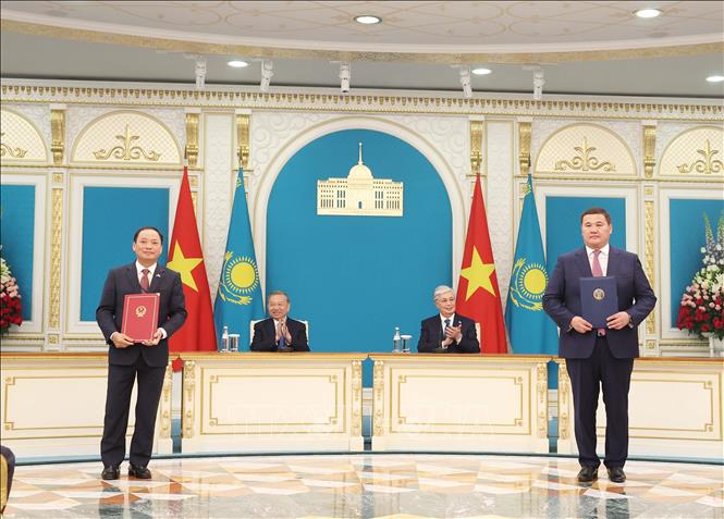 Tổng Bí thư Tô Lâm và Tổng thống Kassym-Jomart Tokayev chứng kiến Lễ trao Bản ghi nhớ hợp tác giữa UBND tỉnh Hưng Yên và Chính quyền tỉnh Kyzylorda - Ảnh: TTXVN 