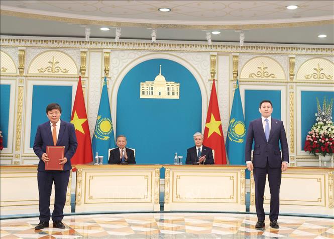 Tổng Bí thư Tô Lâm và Tổng thống Kassym-Jomart Tokayev chứng kiến Lễ trao Biên bản xác nhận việc hoàn tất giao dịch mua bán cổ phần trong Công ty Cổ phần Qazaq Air giữa Tập đoàn Sovico và Quỹ Samruk-Kazyna của Kazakhstan 
