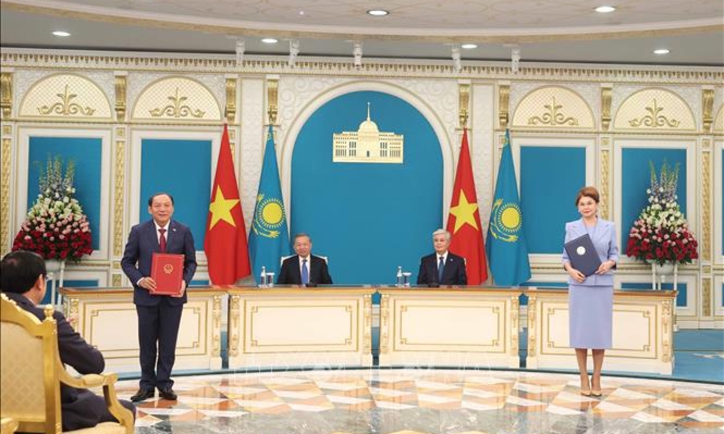 Tổng Bí thư Tô Lâm và Tổng thống Kassym-Jomart Tokayev chứng kiến Lễ trao Bản ghi nhớ hợp tác trong lĩnh vực văn hóa giữa Bộ Văn hóa, Thể thao và Du lịch Việt Nam và Bộ Văn hóa và Thông tin Kazakhstan giai đoạn 2025 - 2027 - Ảnh: TTXVN