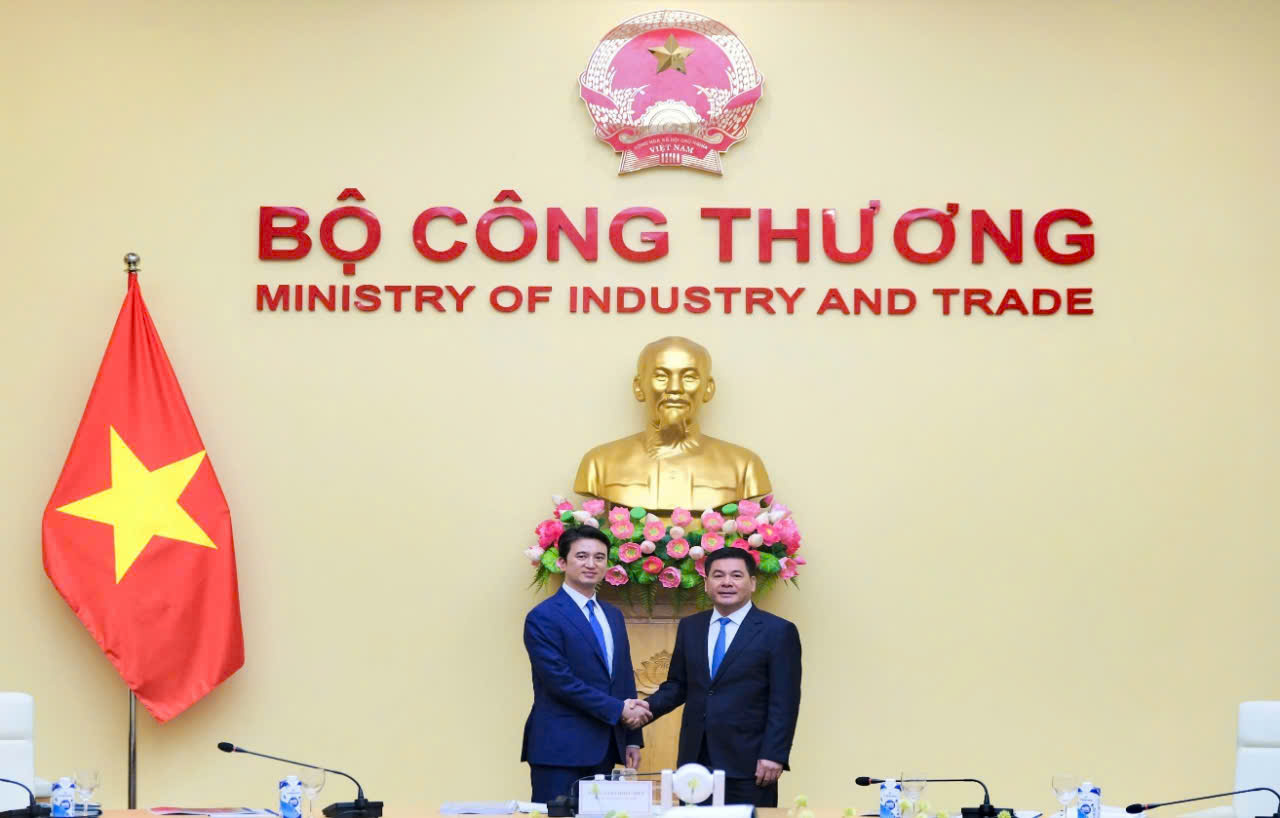 Bộ trưởng Nguyễn Hồng Di&ecirc;n tiếp đại diện Tập đo&agrave;n SK.&nbsp;Ảnh Cổng th&ocirc;ng tin Bộ C&ocirc;ng Thương