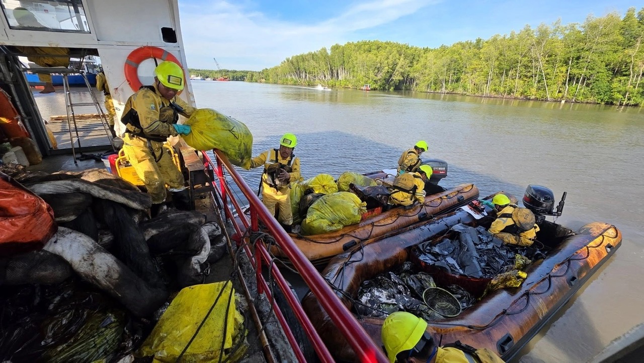 Lực lượng chức năng thu gom dầu tràn tại Cần Giờ - Ảnh: Trung tâm SOS.