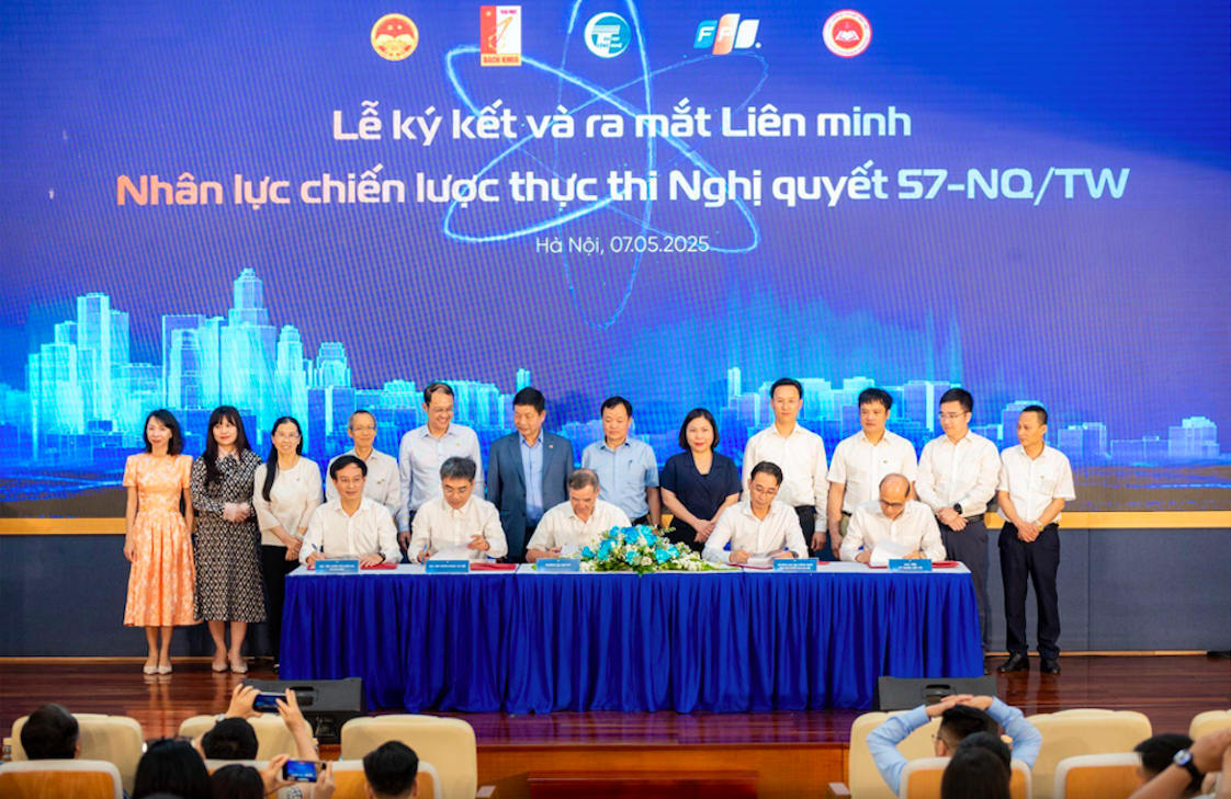 Đại diện 5 học viện, đại học và trường đại học hàng đầu đã tham gia ký kết tham gia liên minh gồm: Học viện Chính trị quốc gia Hồ Chí Minh; Học viện Kỹ thuật mật mã; Đại học Bách khoa Hà Nội; Trường Đại học Công nghệ - Đại học Quốc gia Hà Nội; Trường Đại học FPT. 