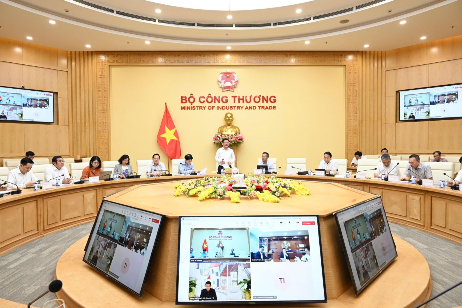 Bộ trưởng Bộ C&ocirc;ng Thương Nguyễn Hồng Di&ecirc;n chủ tr&igrave; buổi l&agrave;m việc với c&aacute;c Tập đo&agrave;n, Tổng c&ocirc;ng ty, c&aacute;c doanh nghiệp lớn của Việt Nam.