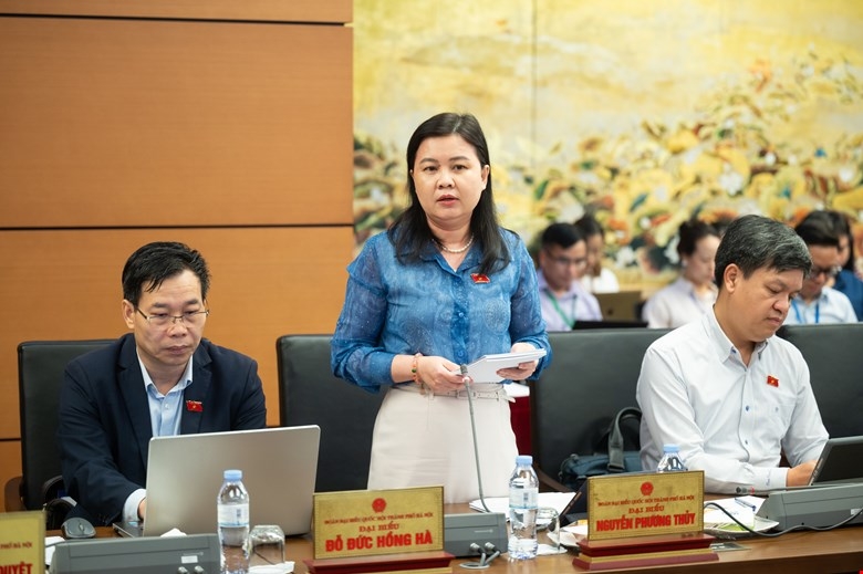 Đại biểu Nguyễn Phương Thủy, đo&agrave;n H&agrave; Nội ph&aacute;t biểu tại tổ chiều 7/5.