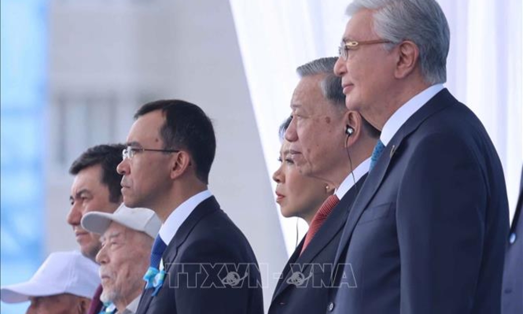 Tổng Bí thư Tô Lâm và Tổng thống Kazakhstan Kassym-Jomart Tokayev tham dự buổi lễ - Ảnh: TTXVN