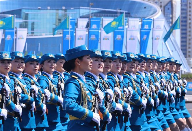 Các lực lượng vũ trang Kazakhstan duyệt binh tại buổi lễ - Ảnh: TTXVN