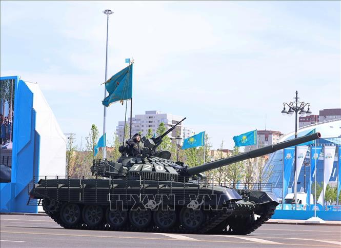 Lực lượng vũ trang Kazakhstan tr&igrave;nh diễn c&aacute;c phương tiện, kh&iacute; t&agrave;i qu&acirc;n sự tại buổi lễ -Ảnh: TTXVN
