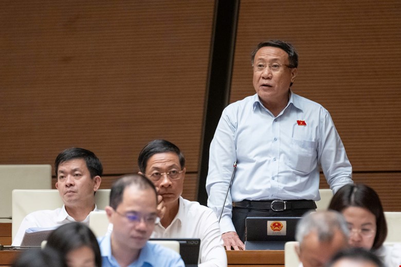 Đại biểu Hà Sỹ Đồng, đoàn tỉnh Quảng Trị đề nghị bổ sung nhóm cán bộ, công chức, viên chức được tham gia bảo hiểm thất nghiệp. Ảnh: Quochoi.vn.