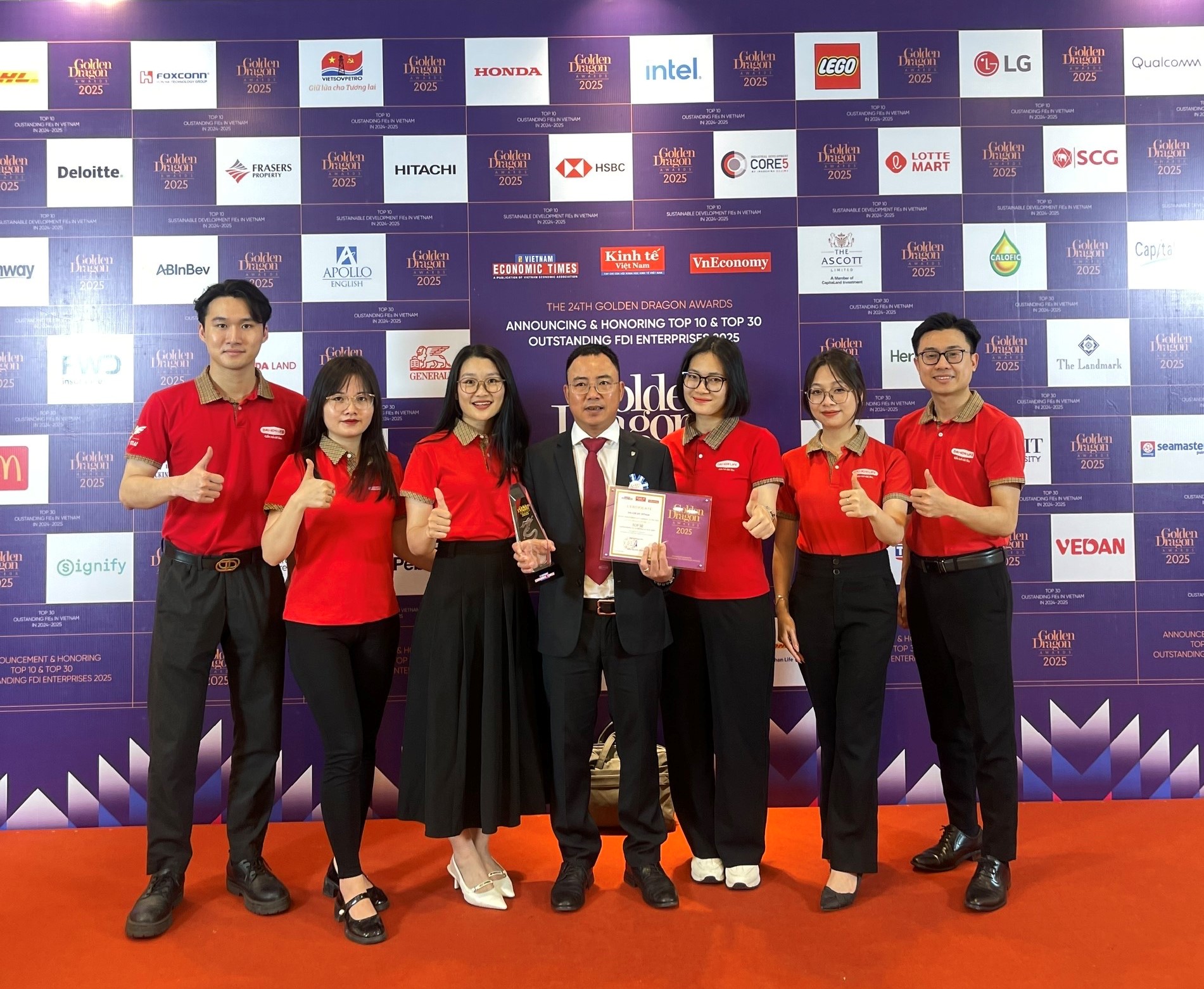 Ban Gi&aacute;m đốc v&agrave; Đội ngũ Dai-ichi Life Việt Nam tự h&agrave;o nhận Danh hiệu Rồng V&agrave;ng 16 năm li&ecirc;n tiếp (2009 - 2025) v&agrave; lần đầu ti&ecirc;n được trao danh hiệu &ldquo;Doanh nghiệp Chuyển đổi số ti&ecirc;u biểu&rdquo;