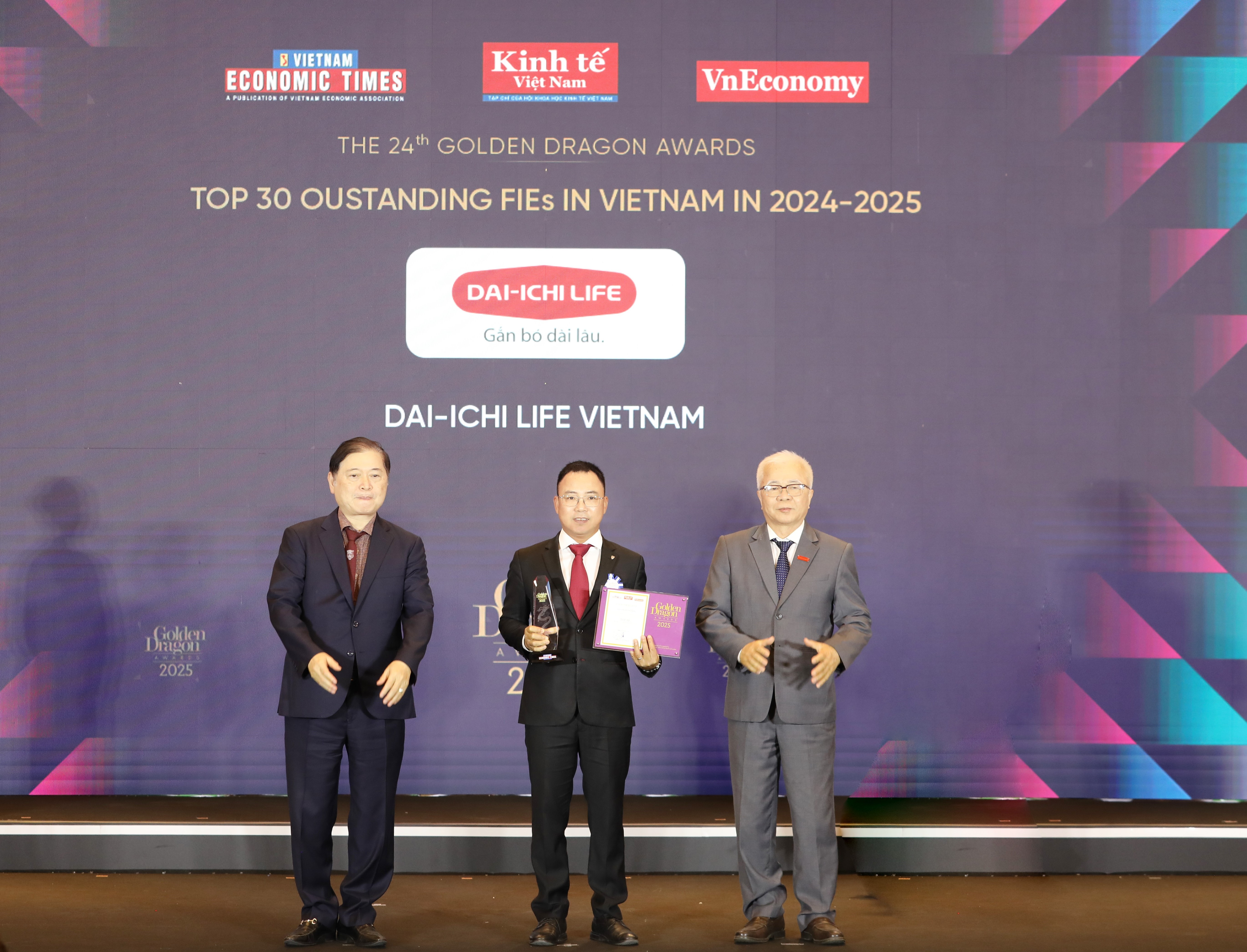 Ông Trần Thanh Tú, Phó Tổng giám đốc, Pháp lý, Đối ngoại và Đào tạo Bảo hiểm Dai-ichi Life Việt Nam nhận “Danh hiệu Rồng Vàng 2025 - Doanh nghiệp Chuyển đổi số tiêu biểu”.