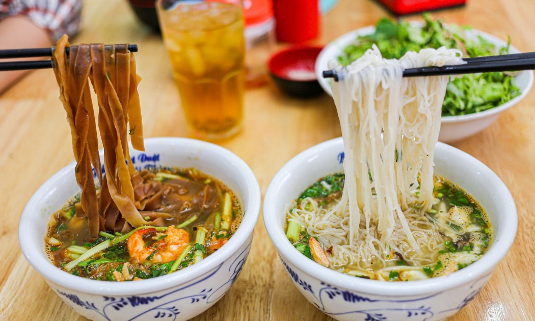 Chỉ cần một chiếc xe máy và bản đồ ẩm thực trong tay, bạn có thể thực hiện chuyến food tour Hải Phòng.