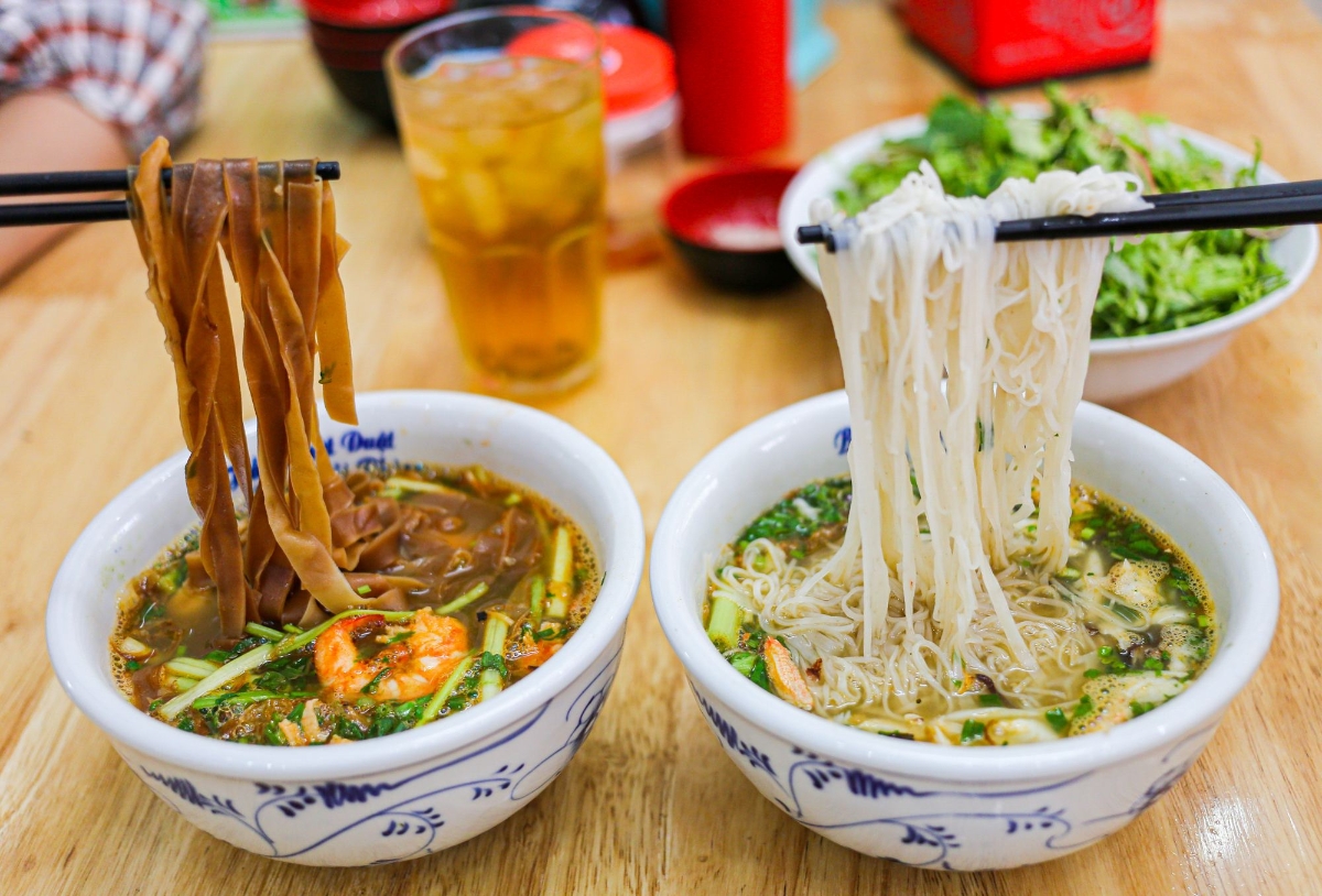 Chỉ cần một chiếc xe máy và bản đồ ẩm thực trong tay, bạn có thể thực hiện chuyến food tour Hải Phòng.