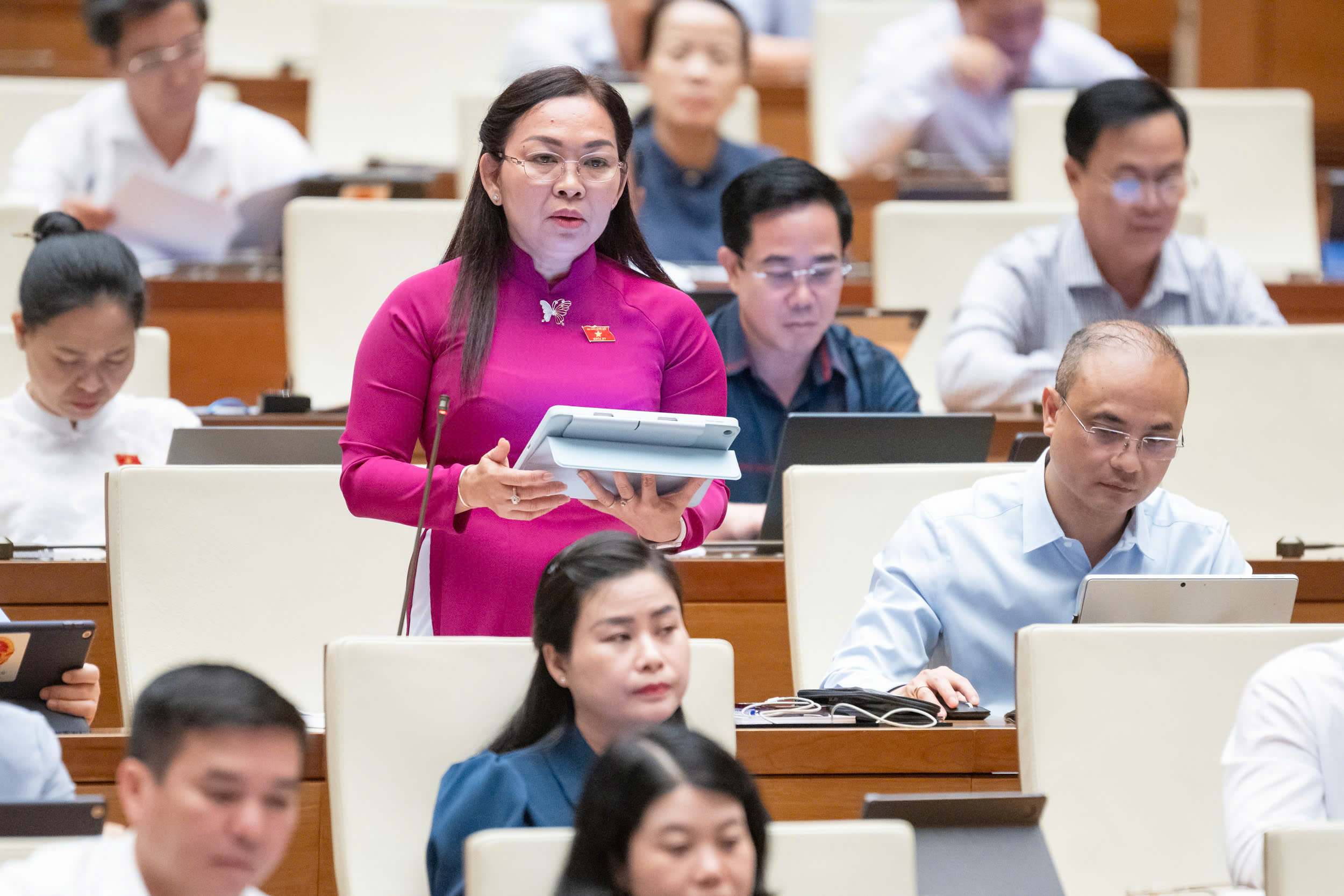 Đại biểu L&yacute; Anh Thư, đo&agrave;n tỉnh Ki&ecirc;n Giang. Ảnh: Quochoi.vn.