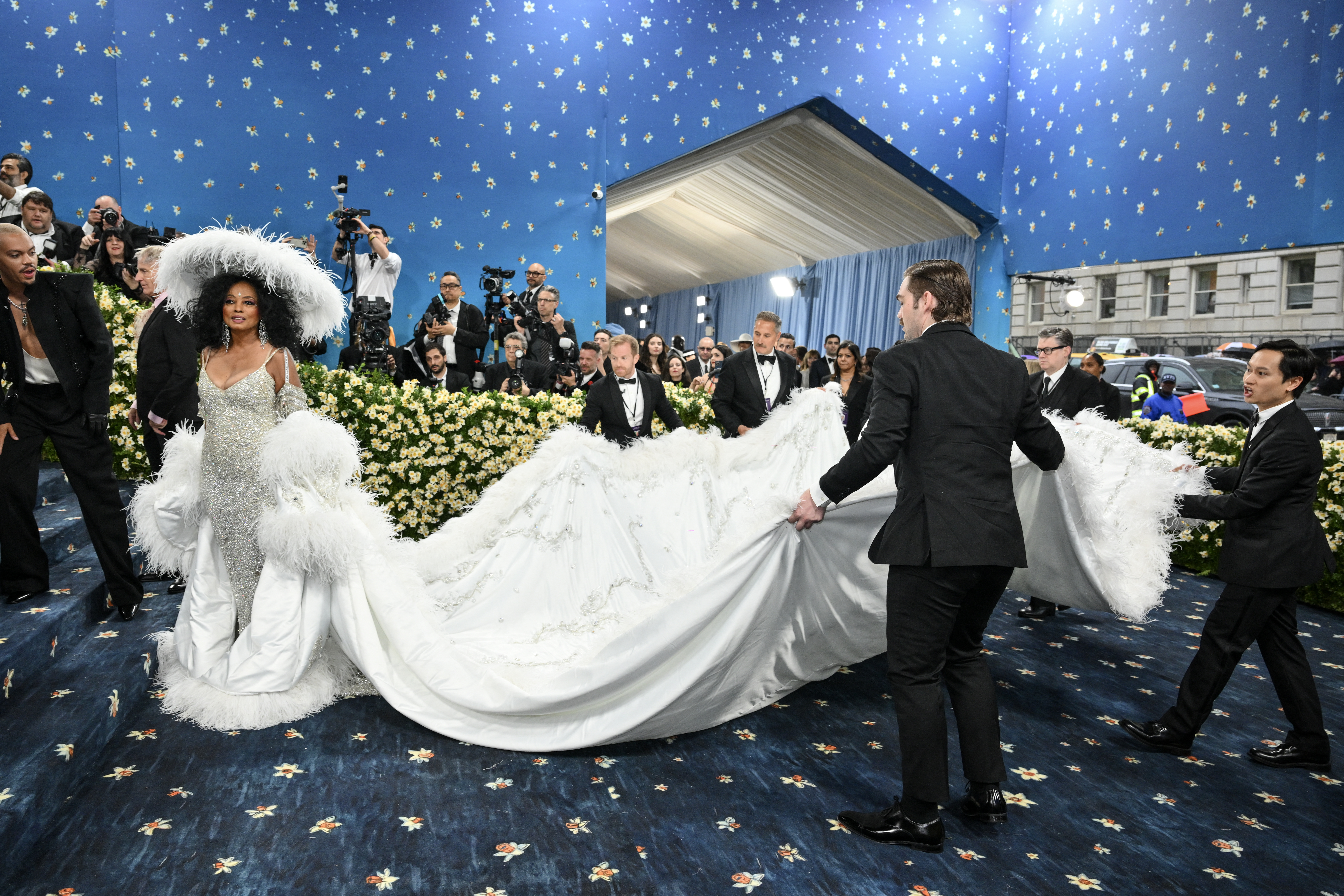 Danh ca Diana Ross xuất hiện tại Met Gala 2025.