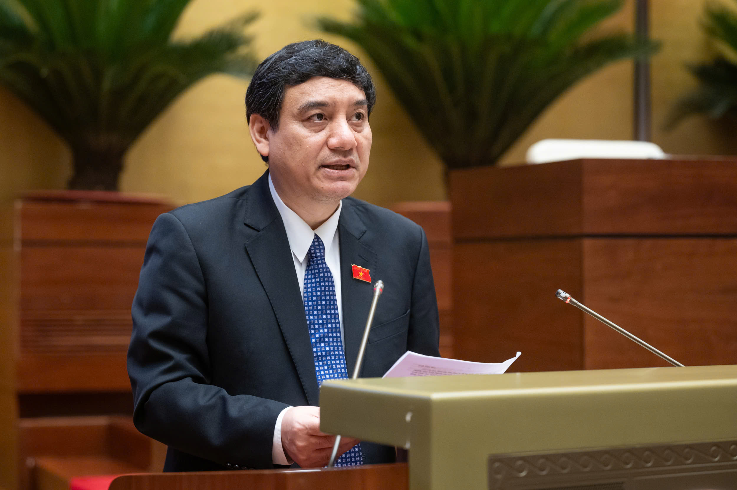 Ủy viên Ủy ban Thường vụ Quốc hội Nguyễn Đắc Vinh báo cáo giải trình, tiếp thu, chỉnh lý dự thảo Luật Việc làm (sửa đổi) trước Quốc hội, sáng 7/5. Ảnh: Quochoi.vn.