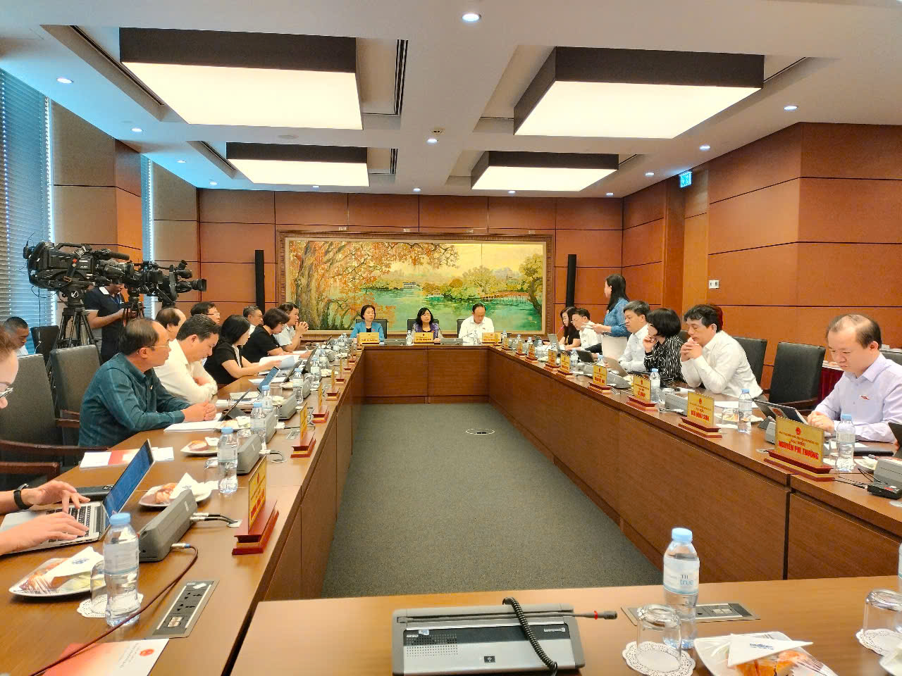 Các đại biểu Quốc hội đoàn Tp.Hà Nội thảo luận tại tổ chiều 7/5.