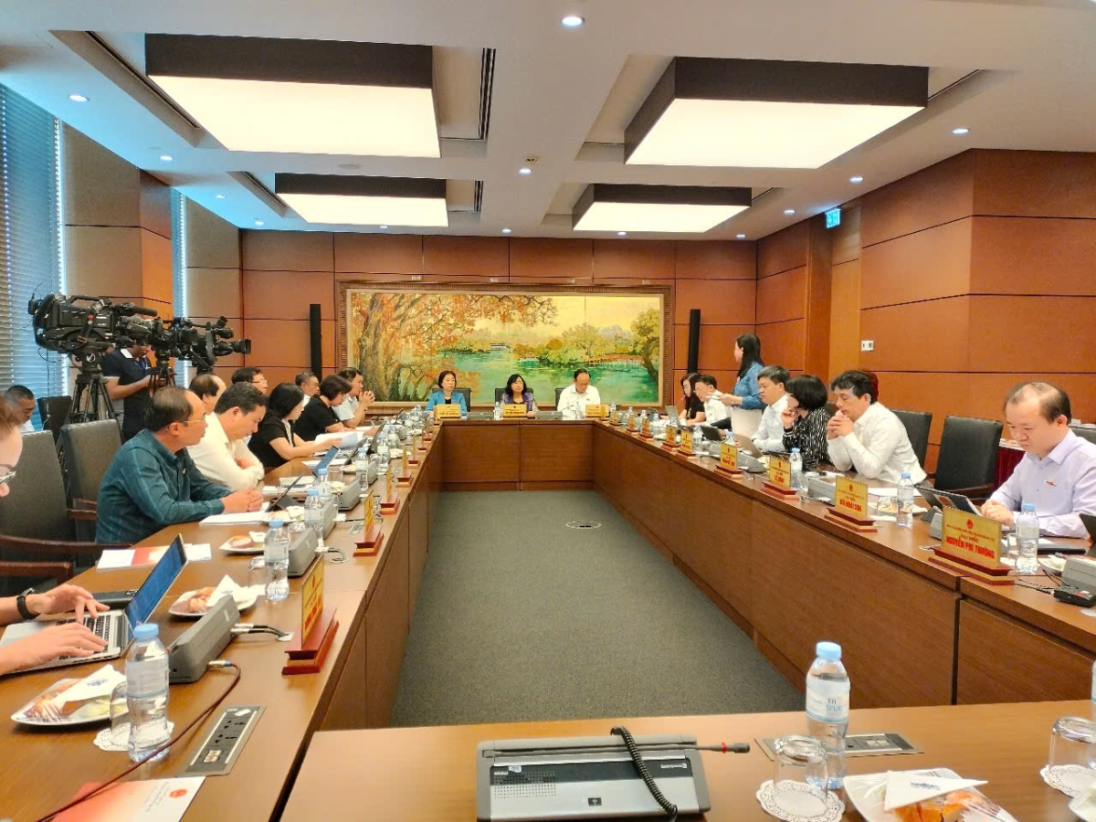 Các đại biểu Quốc hội đoàn Tp.Hà Nội thảo luận tại tổ chiều 7/5.