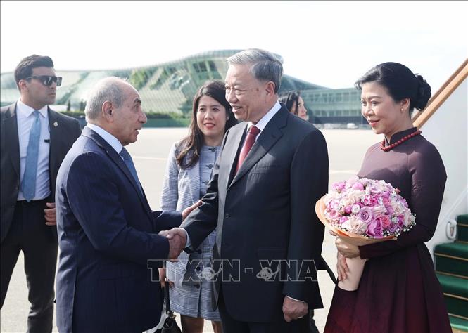 Phó Thủ tướng thứ nhất Azerbaijan Yagub Eyyubov đón Tổng Bí thư Tô Lâm và Phu nhân tại Sân bay quốc tế Heydar Aliyev, thủ đô Baku - Ảnh: TTXVN