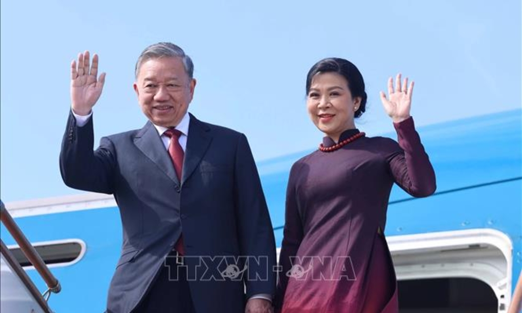 Chiều 7/5 (theo giờ địa phương), chuyên cơ chở Tổng Bí thư Tô Lâm và Phu nhân cùng Đoàn đại biểu cấp cao Việt Nam đến sân bay quốc tế Heydar Aliyev, thành phố Baku, Azerbaijan - Ảnh: TTXVN
