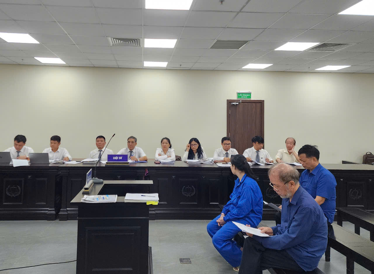 Quang cảnh phi&ecirc;n t&ograve;a.