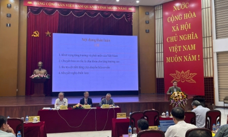 Các diễn giả trình bày tại Hội thảo khoa học quốc gia “Giải pháp đột phá tăng trưởng kinh tế hai con số trong kỷ nguyên mới”.
